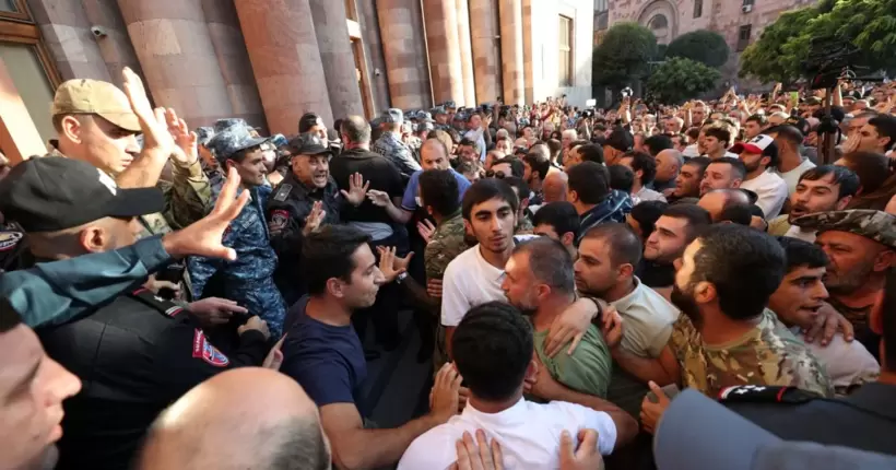 У Єревані під час антиурядового мітингу постраждали 34 людини (відео)