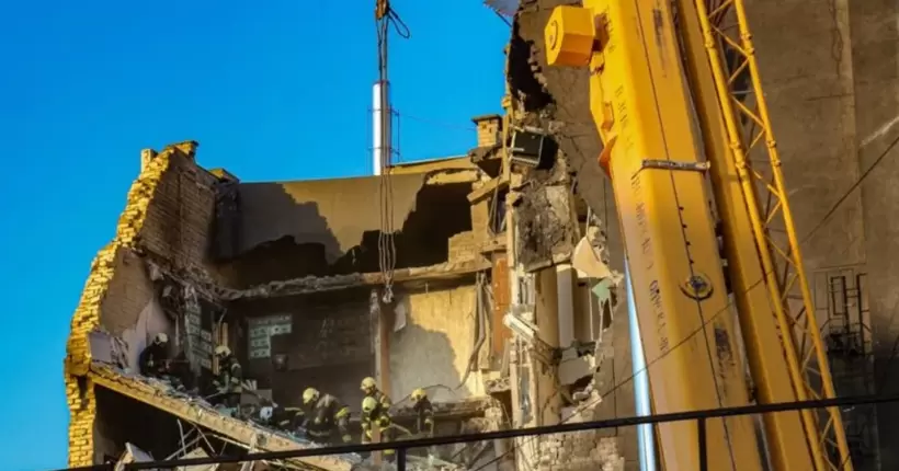 Рятувальники всю ніч розбирали завали готелю в Черкасах: свіжі дані на ранок 22 вересня (відео)