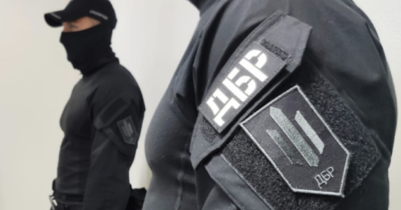 Посадовиця, яка брала хабарі за фейкові довідки для чоловіків, при затриманні намагалася зʼїсти частину грошей