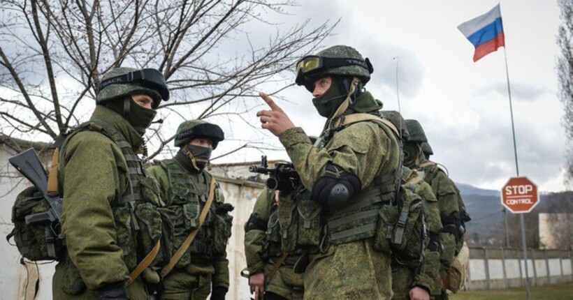 Російські загарбники облаштували оборонні споруди біля Євпаторії