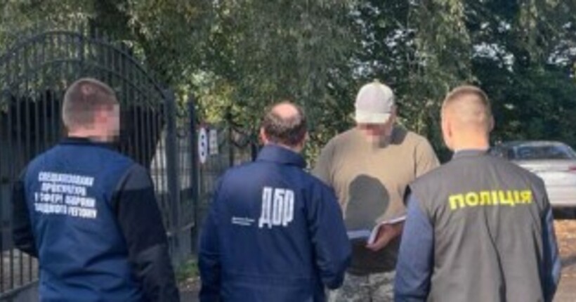  Працівника військкомату, який взяв на фіктивну службу футболістів, арештували, – ДБР