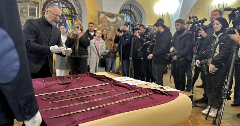 В Україну повернулись 14 вкрадених росіянами на ТОТ цінних історичних артефактів