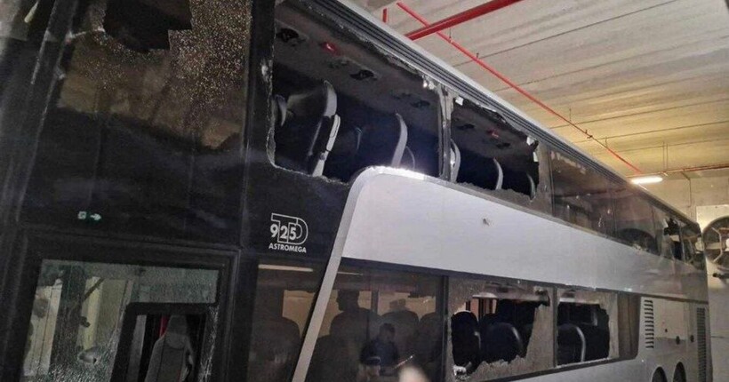 Матч чемпіонату Франції з футболу скасовано через напад на автобус (фото)