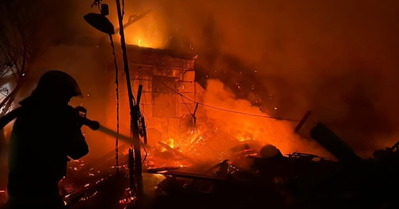 Ворог уночі тричі обстріляв Нікополь із важкої артилерії (фото)