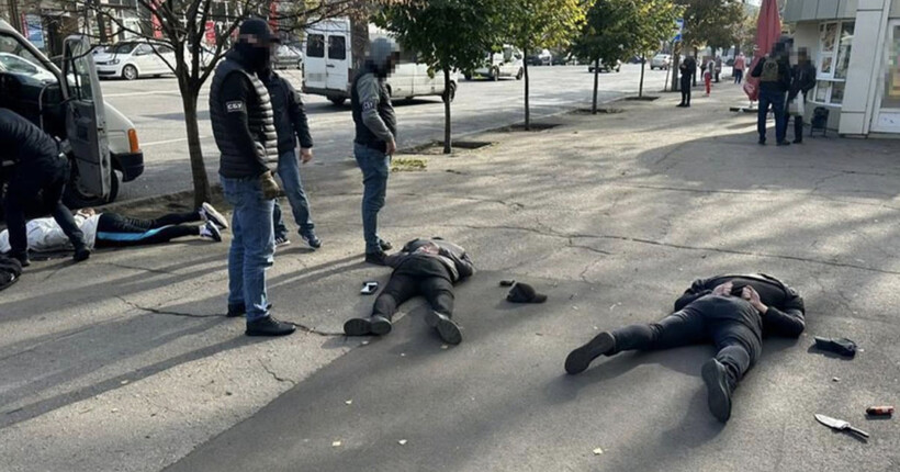 Погрожували відрізати кінцівки, щоб 