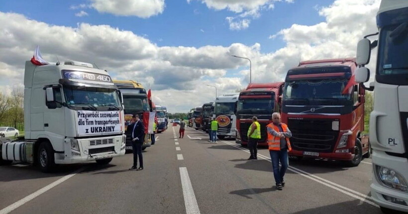 Болючий удар у спину України: посол України закликав польських протестувальників припинити блокаду кордону