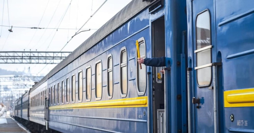 Підлітки розтрощили частину поїзда 
