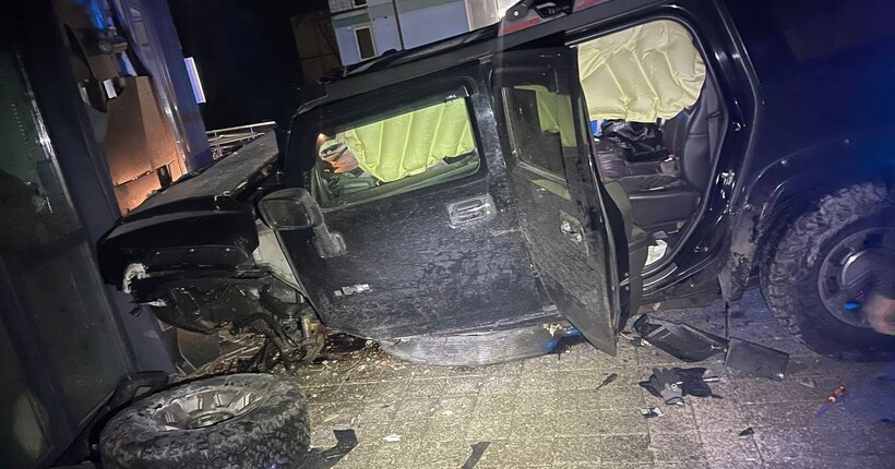 Під Києвом п'яний водій на Hummer влетів у будинок, є постраждалі