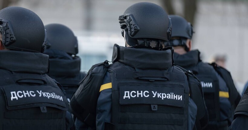 Десятки спецавтомобілів та міношукачів: Японія передала українським саперам техніку для розмінування