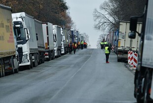 Україна і Польща погодили умови для розблокування кордону, на якому стоять тисячі вантажівок