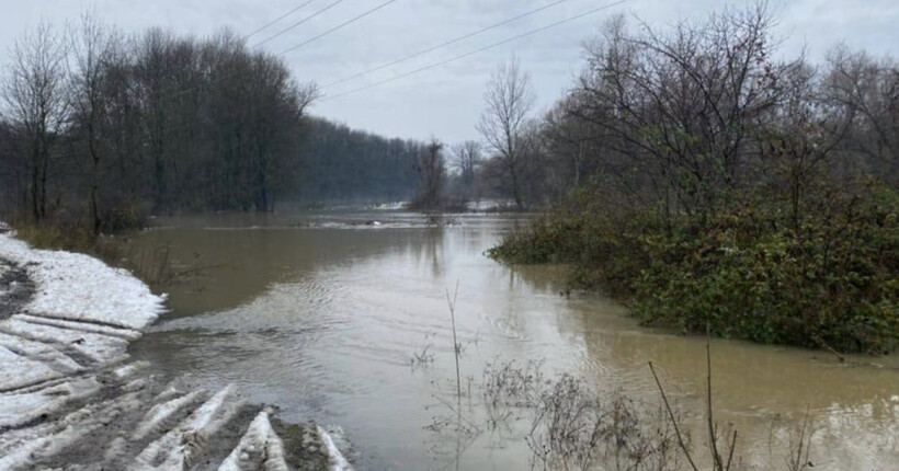 На Закарпатті через дощі у річках значно піднялася вода: затоплено вже 440 га