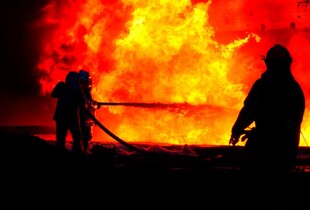 У Луганську сталася пожежа на нафтобазі після атаки безпілотників (відео)