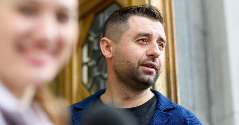 Багато нардепів хочуть скласти мандати, але їх вже не випускають, - Арахамія