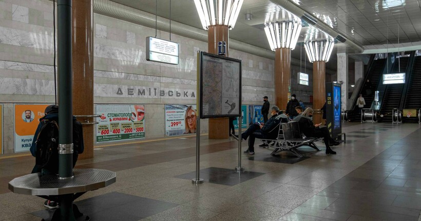 Руйнуванню тунелю метро між станціями 