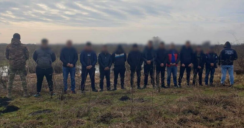 Прикордонники затримали 12 чоловіків, які намагались перетнути кордон з Угорщиною