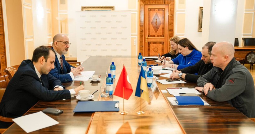 Посол Туреччини та міністр інфраструктури України обговорили евакуацію суден під турецьким прапором
