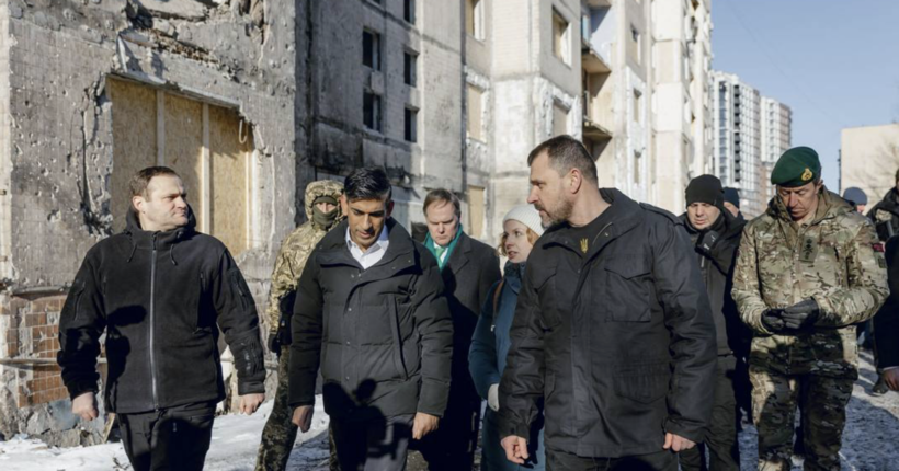 Ріші Сунак відвідав зруйновану росіянами багатоповерхівку у Києві (відео)
