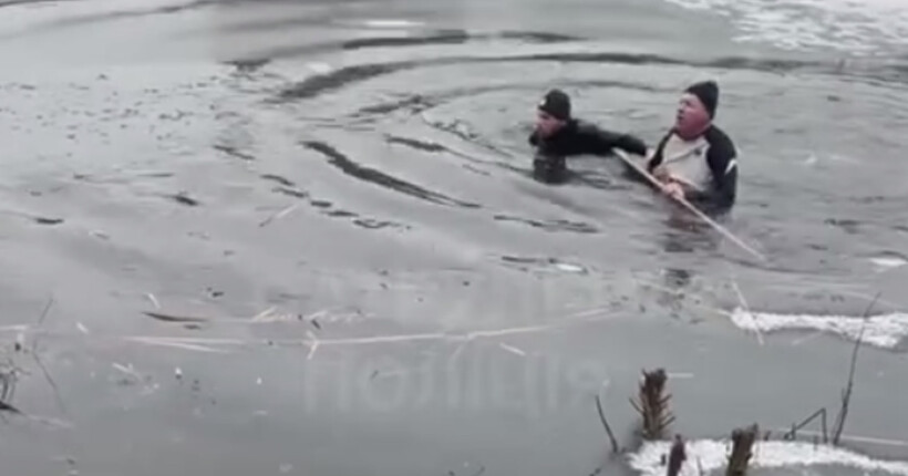 Поліцейські в Ужгороді врятували людину з озера (відео)