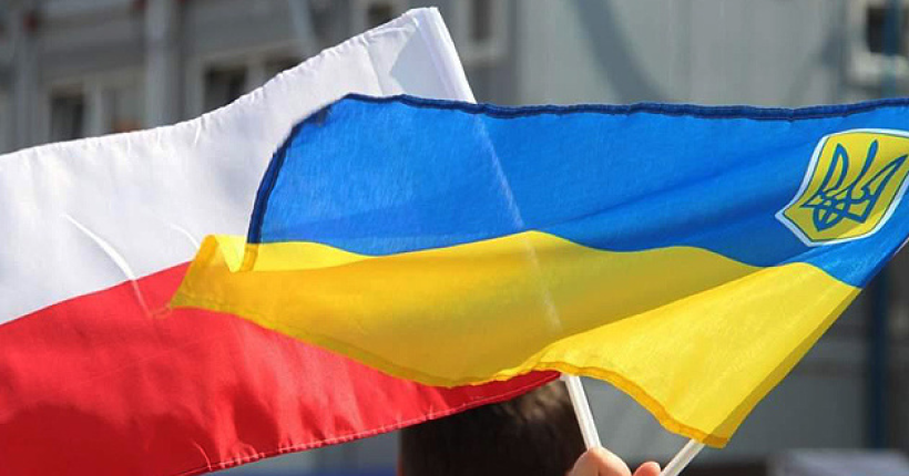 Польща продовжила захист українців ще на рік