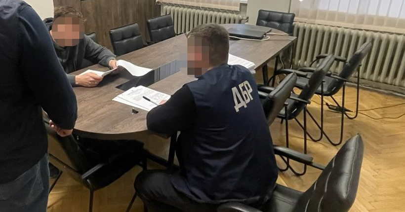 Правоохоронець переправляв чоловіків за кордон під виглядом водіїв 