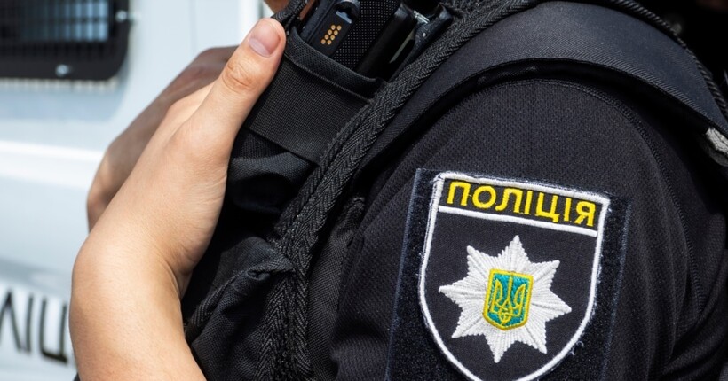 В Івано-Франківській області натовп жінок напали на авто жінки з дитиною