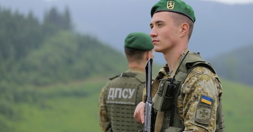 Вилізли на дерево і викликали допомогу: прикордонники знімали ухилянтів з дерев (відео)