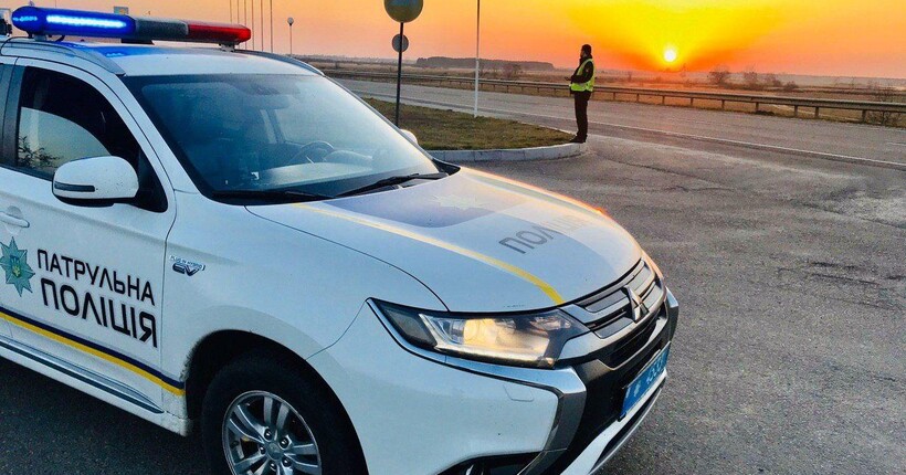 Патрульні Одещини врятували кішку Асю, яка сховалась під капотом авто