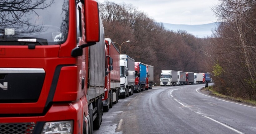 Блокада на кордоні: у ДПСУ розповіли,чи пропускають фермери військові вантажі