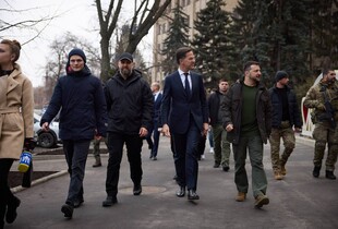Зеленський у Харкові показав прем’єру Нідерландів зруйновані будинки та метрошколу (відео)
