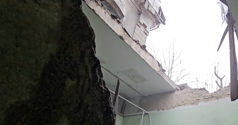 Російські війська вчергове вдарили по житлових кварталах Херсона: постраждав чоловік