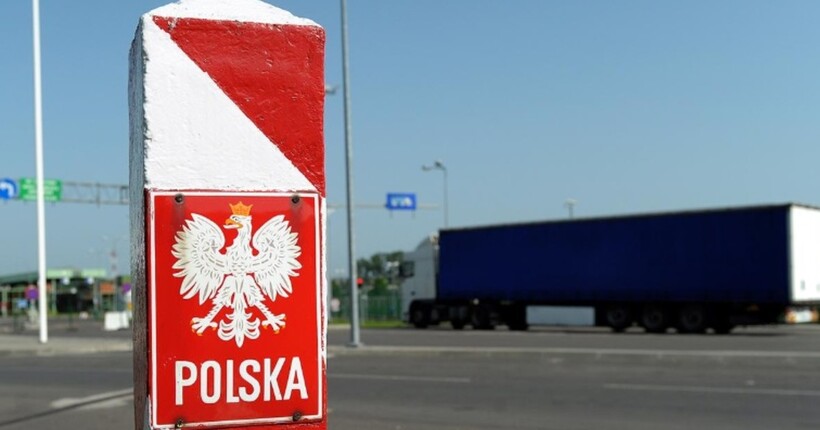 Блокада кордону: у ДПСУ розповіли, чи пропускають фермери гуманітарні та військові вантажі