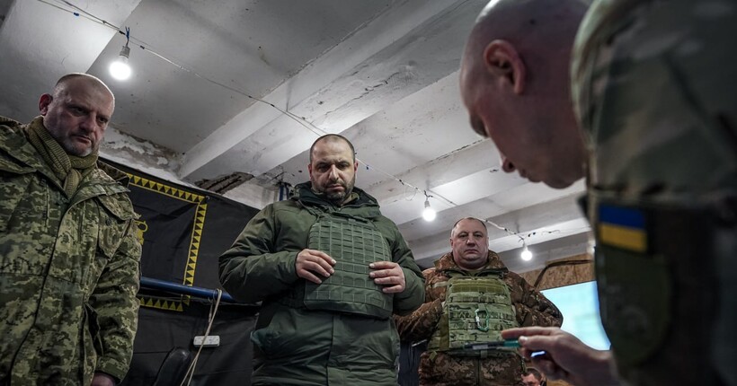 Чітко розуміємо ситуацію на фронті: міністр оборони відвідав позиції на передовій