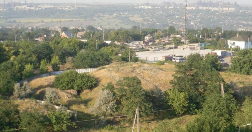 Ровесник пірамід у Єгипті: навіщо росіяни знищують курган Дід у Маріуполі