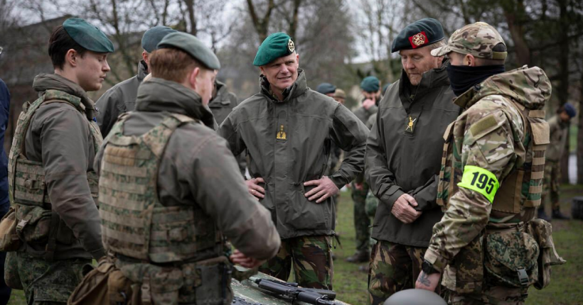 Король Нідерландів відвідав українських новобранців, які навчаються у Великій Британії