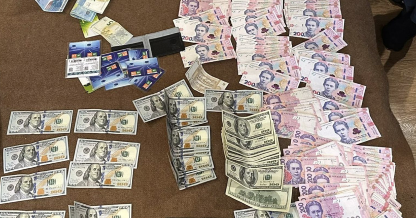 Мер одного з міст на Дніпропетровщині викрадав гроші на ремонті доріг: його затримали