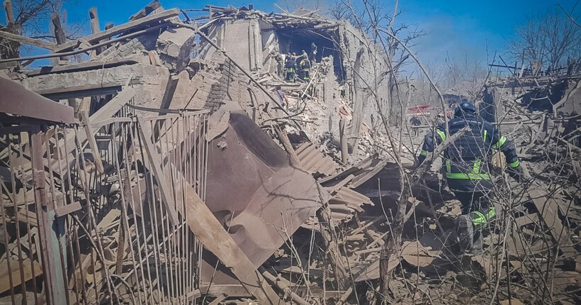У Костянтинівці майже добу шукають під завалами жінку з дитиною 