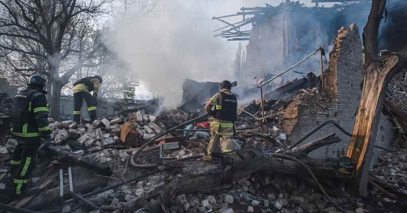 У Костянтинівці з-під завалів будинку дістали тіла жінки та дитини