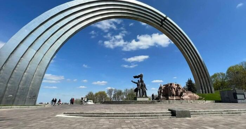Колишню Арку дружби народів у Києві позбавили статусу памʼятки історії – тепер її можна демонтувати