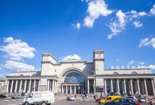 Залізничний вокзал у Дніпрі призупинив роботу через обстріл, - УЗ
