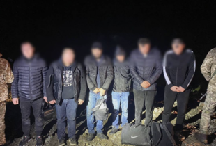 Прикордонники затримали шістьох чоловіків, які уночі збиралися переплисти Тису