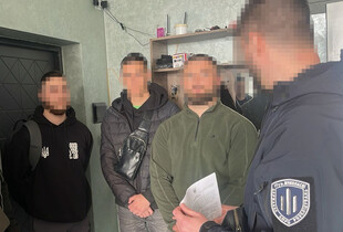 Справа про розстріл поліцейських: ДБР викрило військових, які допомагали підозрюваним тікати