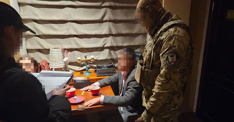 Погорів на хабарі: заступника голова Запорізької облради відсторонили від посади