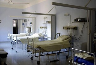 У Києві евакуюють дві лікарні через загрозу ракетного удару рф
