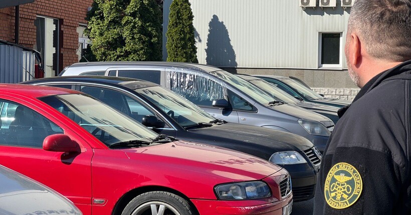 Завозили авто на продаж під виглядом допомоги ЗСУ: на Київщині викрили ділків
