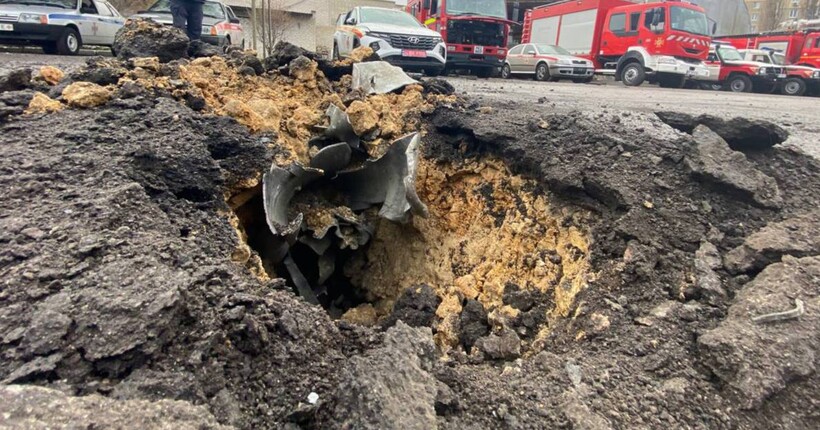 Окупанти знову обстріляли Херсон: вдруге під удар потрапила пожежна частина