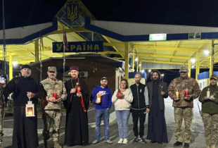 До України вночі привезли Благодатний вогонь з Єрусалиму