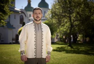 Ми віримо - у Бога на плечі шеврон з українським прапором: Зеленський привітав українців з Великоднем