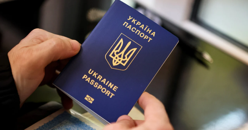 Українцям за кордоном знову почали видавати паспорти