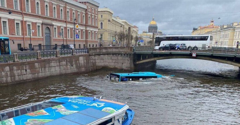У Санкт-Петербурзі автобус впав у річку: момент потрапив на відео