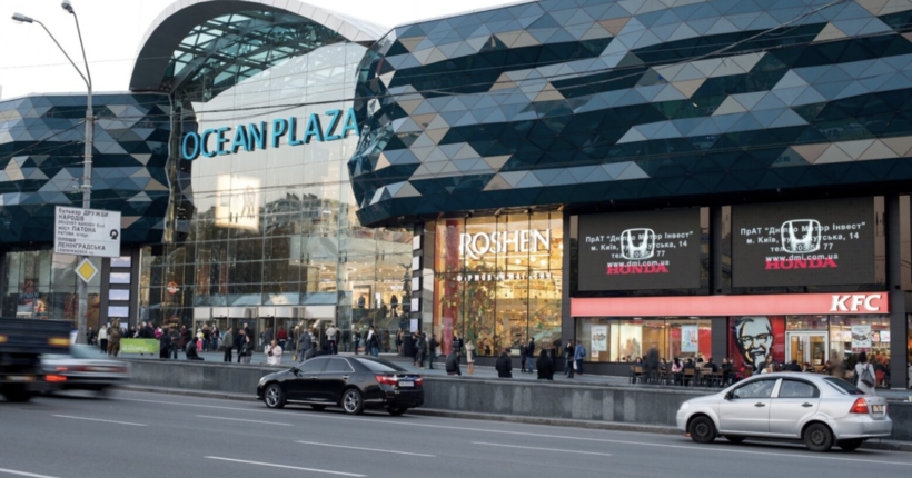 У Києві біля ТЦ Ocean Plaza прорвало трубопровід: перекрито рух транспорту